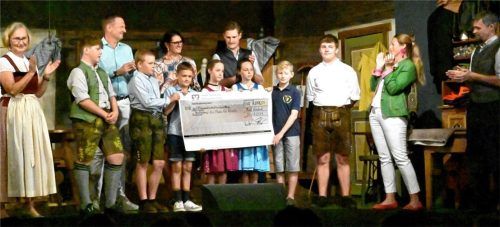 Scheckübergabe: Veronika Bergau (Zweite von rechts) vom Therapeutischen Internat Sternstunden-Mattisburg freute sich über mehr als 8000 Euro Spenden für die Einrichtung. Foto Ammelburger