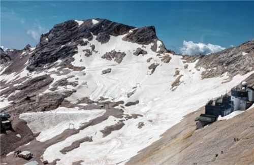 Schnee liegt auf dem Gletscherrest des Nördlichen Schneeferners auf dem Zugspitzplatt. Der Gletscher ist der zweitgrößte in Deutschland. Er schwindet rasch. Foto dpa