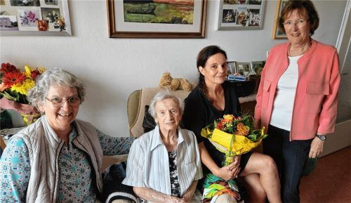 Schon zum dritten Mal Bürgermeisterbesuch: Bronislawa Plattner wird von der Dritten Bürgermeisterin Gabriele Leicht (rechts) zum 102. Geburtstag beglückwünscht. Elisabeth Kollek (links) und Christine Jahnke feierten mit.Foto Wildauer