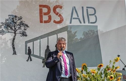 Schulleiter Jürgen Ersing ist stolz auf die gezeigten Leistungen der Absolventen.Foto Stache