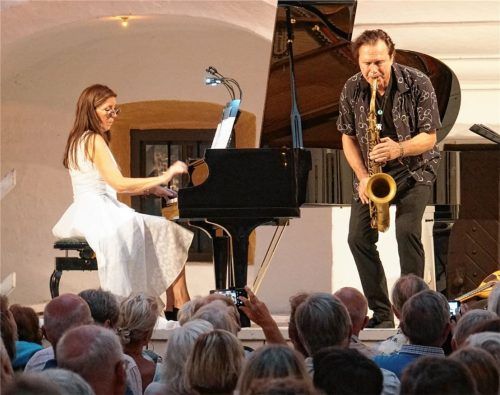 Schwarz und Weiß, Klavier und Saxofon: Gegensätze ziehen sich an, wenn Nicole Heartseeker und Mulo Francel gemeinsam auf der Bühne stehen.Foto pillatzki