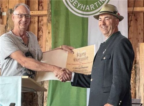 Sepp Bierwirth, BLSV-Kreisvorsitzender, (links) gratuliert dem TSV-Vorsitzenden Siegfried Franke zum Jubiläum. Foto Re