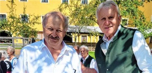 Sepp Waller (links) wird vom Vorsitzenden Franz Böhm für 45 Jahre Chormitgliedschaft geehrt.Foto lotter