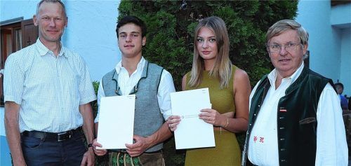 Sie sind die Prüfungsbesten der Metzger-Innung: Sandy Weiß und Oswald Bankhammer (Zweiter von links) mit Obermeister Hans Reiter (rechts) und Berufsschullehrer Friedrich Adler.Foto Wittenzellner