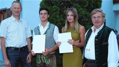 Sie sind die Prüfungsbesten der Metzger-Innung: Sandy Weiß und Oswald Bankhammer mit Obermeister Hans Reiter (rechts) und Berufsschullehrer Friedrich Adler (links).

Foto wittenzellner