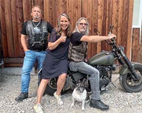 Sind trotz finsterer Miene für jeden Spaß zu haben, die coolen Biker vom Motorrad-Club „Wheels of steel MC“: (von links) Präsident Hans Ober, Schauspielerin und Bestseller-Autorin Marie Theres Relin, Peter (Pan) Vorderholzer und vorne Hund Hugo. Foto Marie Theres Relin