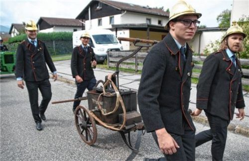So ging es früher zu bei der Brandbekämpfung: Feuerwehrler nehmen mit einer historischen Pumpe am Festzug teil. Fotos Ruprecht
