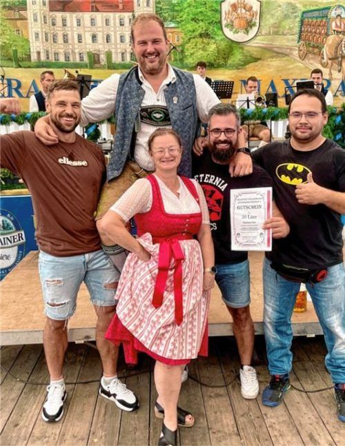 So sehen Sieger aus: Das Team des Burschenvereins Holzolling mit Wiesn-Bürgermeisterin Ines Lannig und Kommentator Vinzenz Schaberl (hinten). Fotos neuwirth