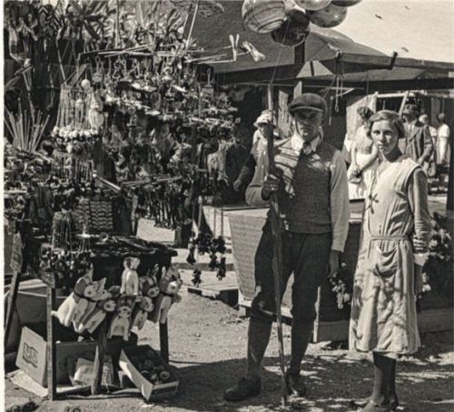 Spielwaren waren der Grundstein: Die Großeltern von Heinz Krimplstötter, Helene und Alois Biberger, mit ihrem ersten Stand auf dem Rosenheimer Herbstfest. Fotos privat