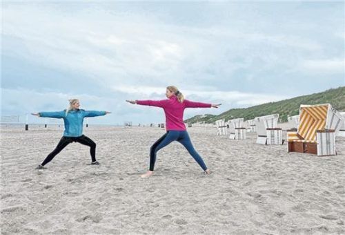 Sportlich im Sand: Bei nahezu jedem Wetter bietetSophie Schwarz Thalasso-Yoga am Strand an.