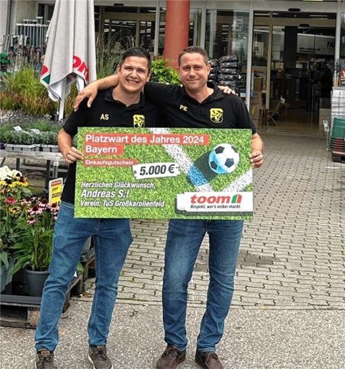 Stolze Gewinner: „Platzwart des Jahres“ Andreas Schütz (links) und Abteilungsleiter Peter Eissing bei der Gewinnübergabe.Fotos  privat