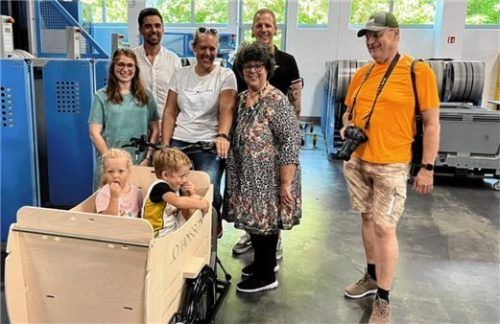 Strahlende Gesichter bei der Gewinnübergabe im OVB-Druckzentrum (von links): Luisa Simon vom OVB-Projektmanagement, Manuel Höllbauer von der Pierer New Mobility GmbH, Caro und Gitta Eisenreich, Andi Wagner, Leiter Logistik OVB und Christian Eisenreich. Foto kmz