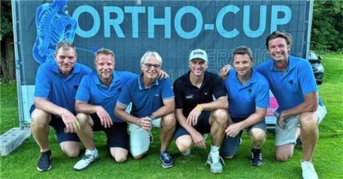 Strahlende Gesichter beim ersten Ortho-Cup in Maxlrain: Schirmherr der Bananenflanker, Tobias Schweinsteiger (Dritter von rechts), und Vorstand der Sektion Rosenheim, Oliver Fieder (Dritter von links), mit den Organisatoren des Charity-Golfturniers, Hans-Peter Huber (links), Dr. Daniel Hensler (Zweiter von links), Achim Schmidt (Zweiter von rechts) und Dr. Alexander Marquardt (rechts).Foto re