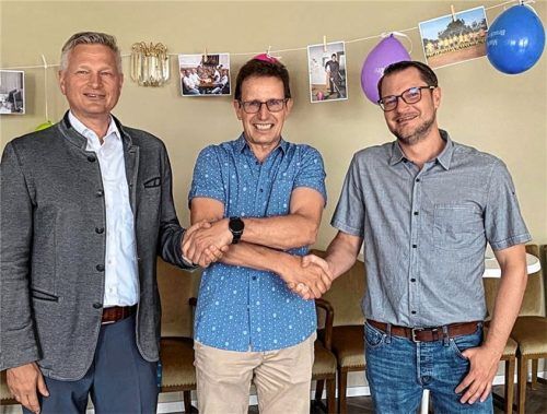 Symbolischer Brücken-Handschlag: Bürgermeister Richard Richter, Konrad Kremser und sein Amtsnachfolger Thomas Brückner. Foto  mischi