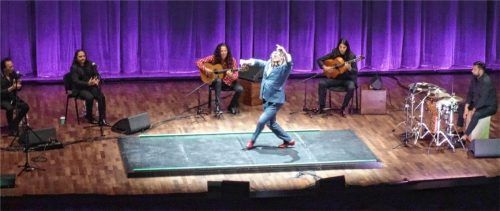 Tänzer Torombo setzte besondere Akzente beim facettenreichen Flamencokonzert von Tomatito (Mitte, im roten Hemd) und seinem Ensemble. Fotos friedrich