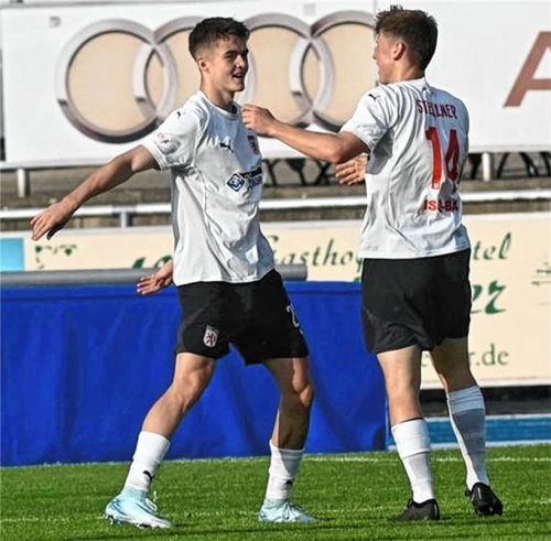 Thomas Voglmaier (links) feierte seinen ersten Derby-Treffer im Löwen-Trikot. Foto Hans-Jürgen Ziegler