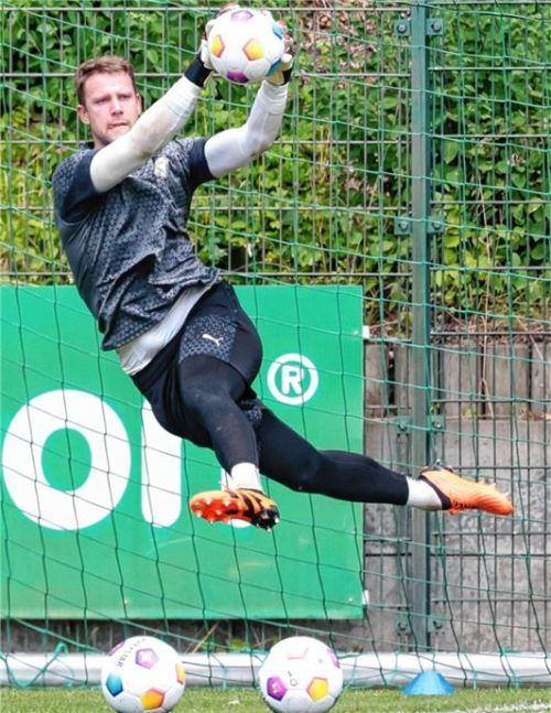 Torhüter Thomas Dähne haut sich im Training wieder voll rein. Foto Frank Molten/DPA