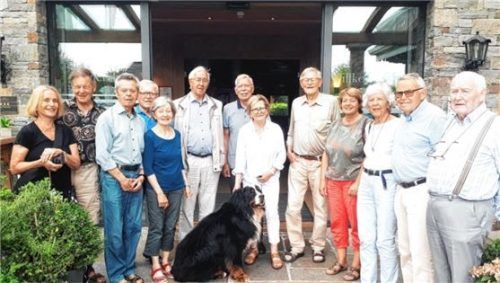 Treffen beim Happinger Hof: (von links) Julie Holzer, Peter Holzer, Hartmut Kaden, Gisela Kaden, Ernst Meurer, Reinhold Bauer, Kurt Franz, Annebill Henning, Hans Seiml, Claudia Meurer, Solveigh Skauan, Jon Artur Skauan, Adalbert Busch.Foto Hötzelsperger