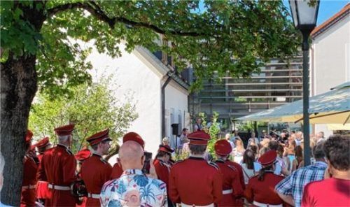 Über 200 Fans waren gekommen, um die erfolgreiche Sportlerin zu empfangen.