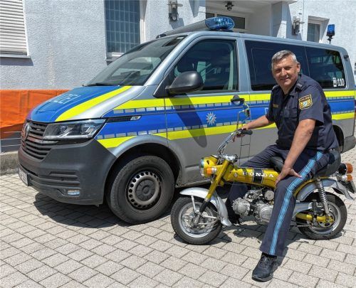 Uwe Schindler ist Waldkraiburgs neuer Polizeichef und kommt auch schon mal mit der Honda Dax zur Dienststelle. Foto Lohmann