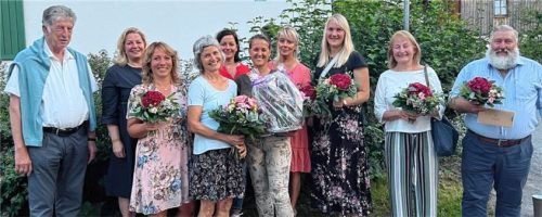 Verdiente Ehrungen fürs Ehrenamt: (von links) Franz Polland, Bürgermeisterin Susanne Grandauer, Manuela Rottmüller, Vroni Weichselbaumer, Katrin Mayer, Ramona Band, Jana Broszeit, Katrin Flory, Annemarie Bienek-Maier und Stefan Leitner.Foto Steffenhagen