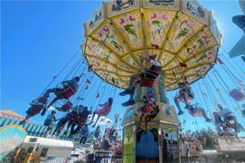 Vergnüglichen Schwindel garantiert das beliebte Kettenkarussell. Foto vg
