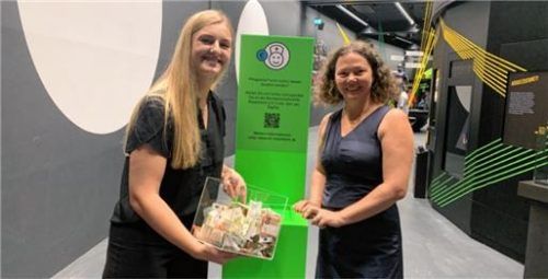 Veronika Leidel von der Nachbarschaftshilfe Rosenheim und Ausstellungsleiterin Jennifer Morscheiser bei der Leerung der Spendenbox. Foto VKR