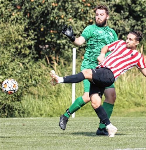 Vesel Smajli (vorne) erzielte den Siegtreffer für Genclerbirligi Wasserburg gegen Bad Feilnbach.Foto Christian Mühlhofer