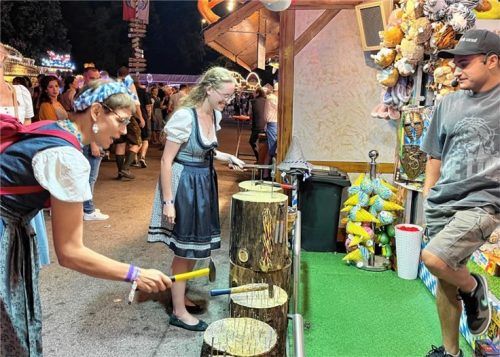 Viel Spaß mit einfachen Mitteln haben Wiesnbesucher an den unterschiedlichen Buden. Erstmals wird auf Trostpreise freiwillig verzichtet, um Abfall zu reduzieren. Stattdessen kann man die Wertmarken für einen guten Zweck spenden. Fotos kmz