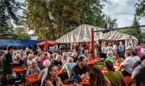 Viele Besucher in bester Laune feierten am Freitag und Samstag das Siedlerfest.