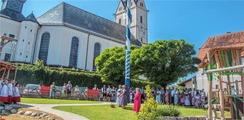 Viele Zuschauer wohnten der Einweihung des Begegnungsgartens im Schatten der mächtigen Basilika bei. Fotos Stache