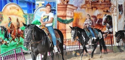 Von vielen geliebt, von vielen heftig kritisiert: das Ponyreiten auf dem Rosenheimer Herbstfest. Foto Schlecker
