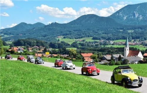 Vor malerischer Kulisse ging es beim Ententreffen am Samerberg auf eine Rundfahrt.