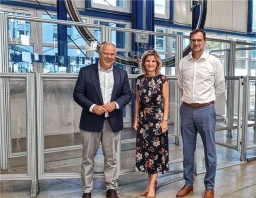 Vorstandsmitglied Rainer Lange, Bundestagsabgeordnete Daniela Ludwig und Vorstandsvorsitzender Andreas Bauer (von links).Foto re