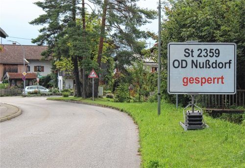 Weiträumig wird an zahlreichen Zufahrten, wie hier in Degerndorf, auf die Vollsperrung der Ortsdurchfahrt in Nußdorf hingewiesen, was allerdings von etlichen Autofahrern ignoriert wird.Foto Steffenhagen