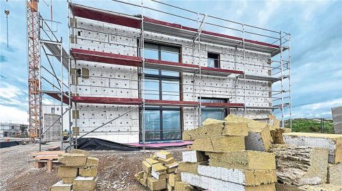 Wenn die Baustelle still steht: Gegen Verzögerungen beim Hausbau gibt es wirksame Mittel. Foto IMAGO/Sven Simon