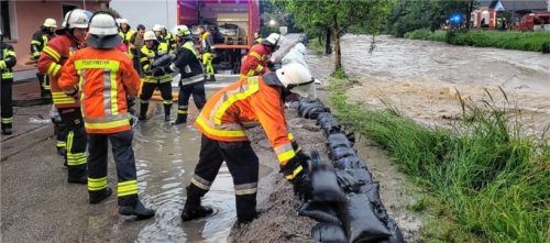 Wenn die Sandsäcke nicht mehr reichen, Keller geflutet werden, ist schnell mal neue Schutzkleidung für die Feuerwehr nötig. Weil die alte dauerhaft und durchdringend nach Heizöl mieft. Foto Reinthaler