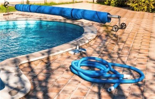 Wenn ein Pool nicht benutzbar ist, kann das unter Umständen Grund für eine Reiseminderung sein. Foto adobestock
