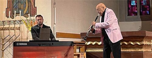 Wenn er sein Instrument spielt, ist das Alter wie weggewischt: Klarinettist Giora Feidman, am E-Klavier begleitet Vytis Šakuras. Foto kirchner