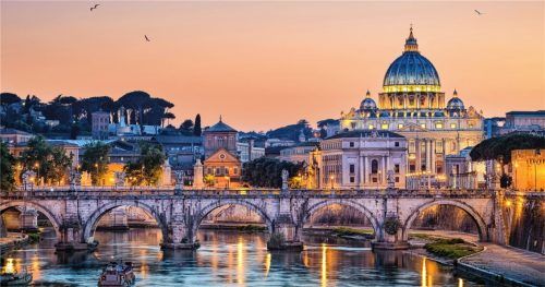 Wer durch Rom spaziert, schlendert vorbei an monumentalen Bauwerken aus unterschiedlichen Epochen. Vor allem in den Abendstunden verbreiten diese eine einzigartige Atmosphäre. Foto Mapics/fotolia.com