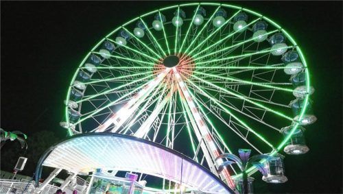 Wer will, kann bis Mitternacht die Aussicht vom Riesenrad genießen.Foto  Stuffer