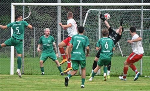 Wie ein Handballtorwart parierte Sportbund-Keeper Johannes Deckert den Kopfball von Großholzhausens Robert Wagner aus kurzer Distanz.Foto Franz Ruprecht