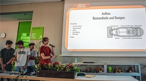 Wie ist eine Atombombe aufgebaut? Das legten diese Schüler anschaulich in ihrer Präsentation dar. Fotos Stache