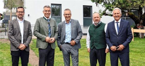 Willkommen und Abschied: (von links) der neue Wohnungsbau-Geschäftsführer Stefan Forstmeier, Landrat Otto Lederer, der Vorstand der Sparkasse Rosenheim-Bad Aibling, Harald Kraus, der Vorstandsvorsitzende der Sparkasse Wasserburg, Mischa Schubert, sowie der scheidende Wohnungsbau-Geschäftsführer Karl Seidl.Foto re