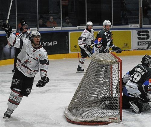 Wir schreiben den 25. Januar 2011: Marius Möchel (links) bejubelt sein Tor zum 3:2 gegen die Bietigheim Steelers.Foto Kuhnle