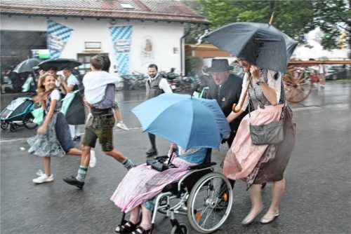 Wohl dem, der einen Regenschirm dabei hatte. Nach strahlendem Sonnenschein beim Festbeginn, sorgten heftiger Sturm und Regen für ein jähes Ende im Freien.