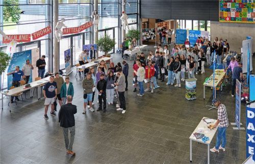 Zahlreiche Firmen informierten an drei Tagen in der Aula der Pauline-Thoma-Mittelschule über ihre Berufe. Foto RE