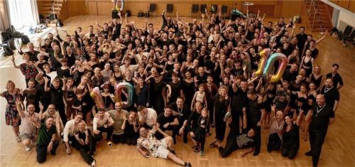 Zahlreiche Weltmeister gaben ihr Wissen an die Amateurtänzer im Kurhaus weiter. Foto Re