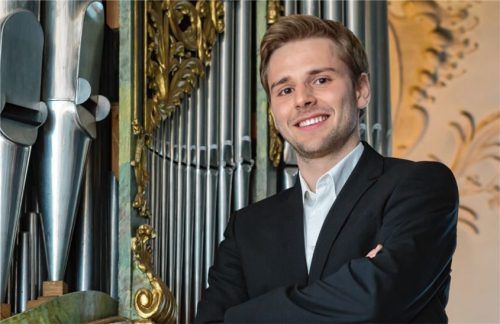 Zog buchstäblich alle Register: Aaron Voderholzer vor der Woehl-Orgel.Foto berger