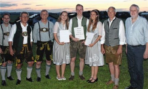 Zu den Gratulanten der besten Schreinergesellen Maximilian Mittermaier, Amay Ealther und Anais Maria Gsell (Mitte) gehörten neben Innungsobermeister Peter Moser (Zweiter von links), sein Stellvertreter Martin Impler (links) und Martin Vilgertshofer, der Bezirksvorsitzende Fachverband der Schreiner Oberbayern (Dritter von links), der stellvertretende Landrat Sepp Hofer (Freie Wähler, Zweiter von rechts) und der Erste Vorsitzender des Gesellenprüfungsausschuss Wast Fischer (rechts).Foto  steffenhagen
